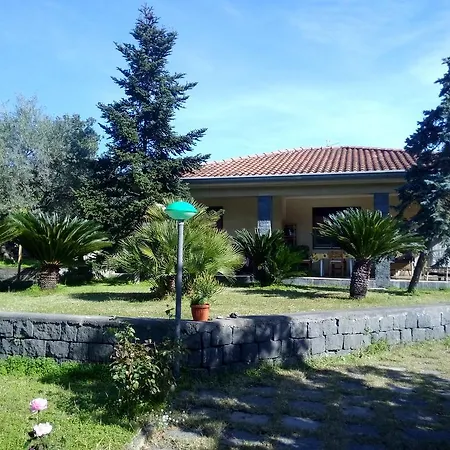 Etna Travellers לינה וארוחת בוקר 2*